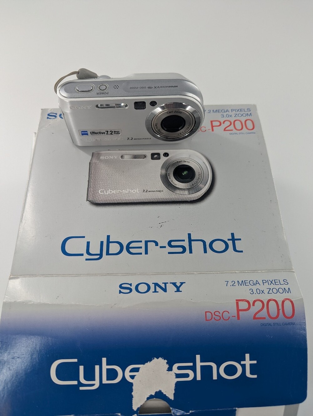Sony Cyber-Shot DSC-P200 Digital Camera 7.2MP w/ Battery Silver Carl Zeiss